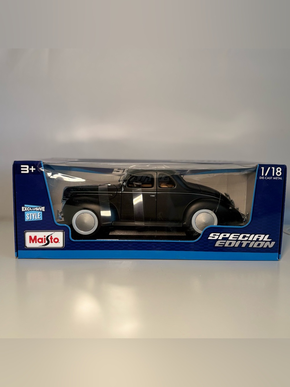 Maisto Special Edition 1/18 Black Die-Cast Classic Car